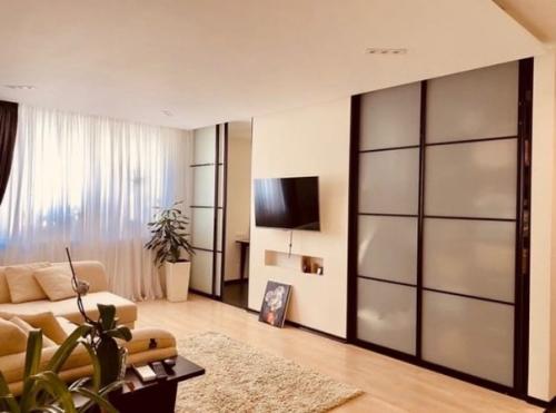 Кухня и гостиная, разделенные раздвижными дверьми. 06