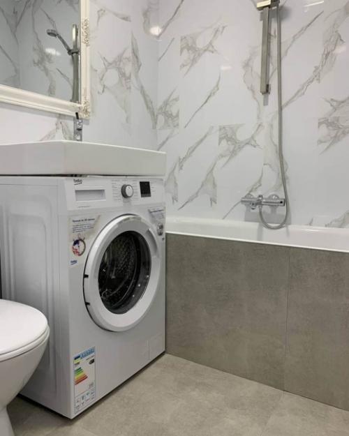 Квартира состоит из огромной кухни - студии, площадью 25 кв. 04