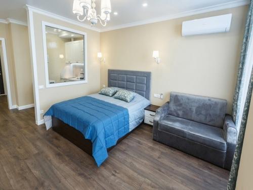 Интерьер студии прямоугольной планировки в Севастополе. 01