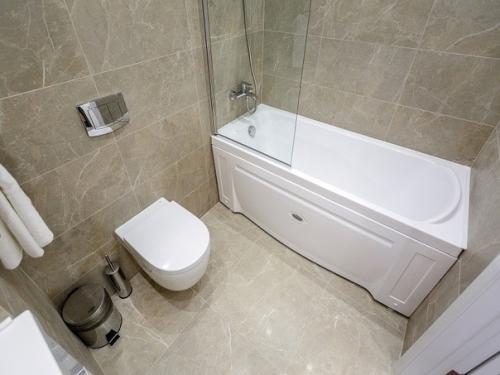 Интерьер студии прямоугольной планировки в Севастополе. 07