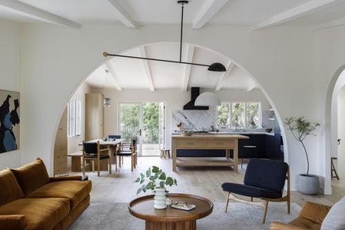 Вдохновившись произведениями вивальди, дизайнер Беатрис Роуз создала уютный и сбалансированный интерьер для молодой пары - музыканта и врача. 03