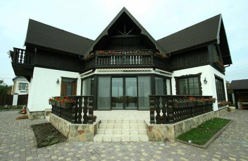 Дом в стиле шале расположен в живописном месте возле реки в пригороде Днепропетровска.