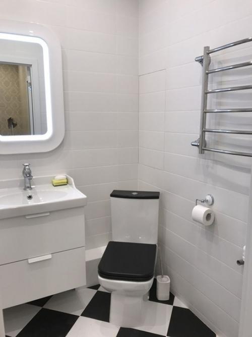 В такой маленькой смарт- квартире удалось разместить практически полноценную кухню. 05