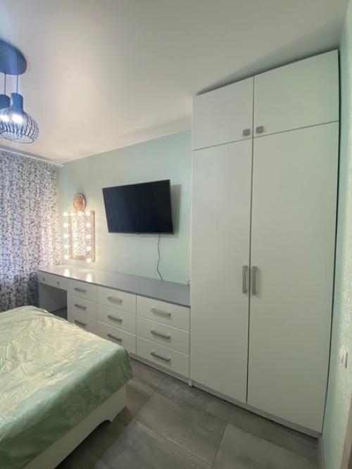 Уютная и функциональная спальня с множеством мест хранения. 01