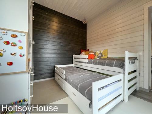 А вот и интерьеры растущего дома из 4 модулей в планировке с модулем прихожей. 06