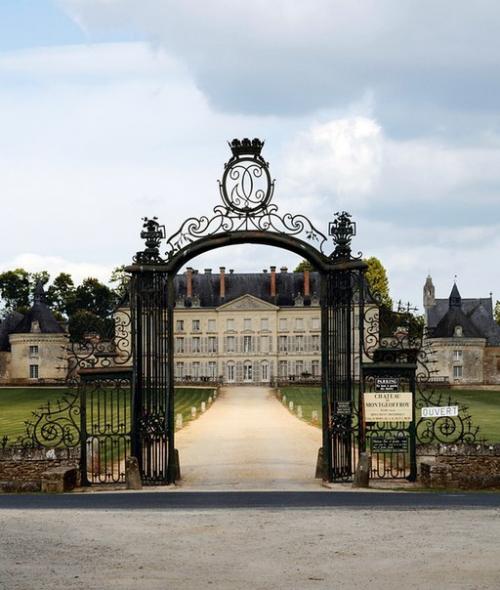 Замок монжоффруа.  Замок монжоффруа, расположенный неподалеку от анжера - усадьба маршала контада в долине Луары, департамент мен и Луара. 04