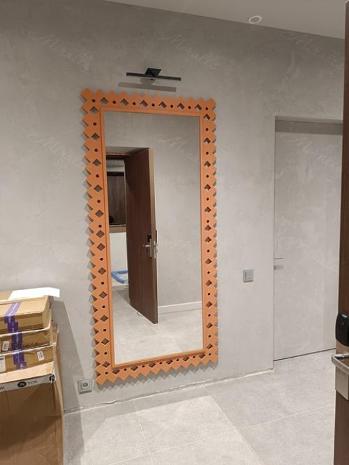 Наш недавний крупный проект, в котором интерьеры частного дома украсили зеркала в единой стилистике. 02