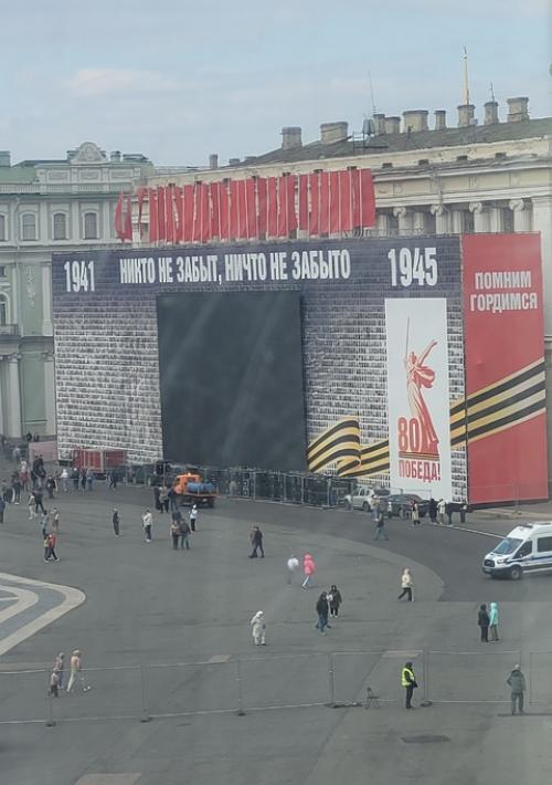 А из нашего окна площадь. 01