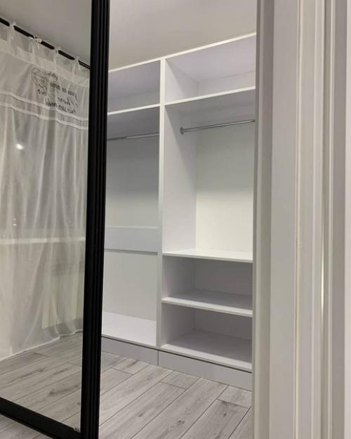 Квартира состоит из огромной кухни - студии, площадью 25 кв. 05