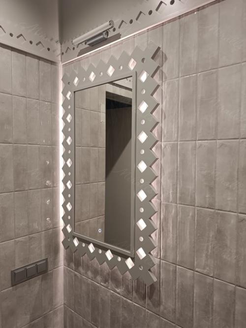 Наш недавний крупный проект, в котором интерьеры частного дома украсили зеркала в единой стилистике. 03