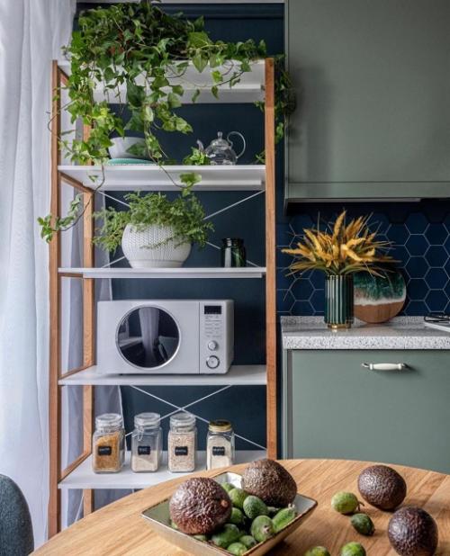 Дизайнер Ирина Ахатова помогла создать уютную домашнюю атмосферу с использованием глубоких цветов, декора и живописи в старой квртире. 01