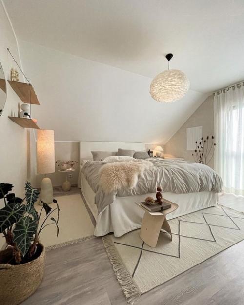 Секрет этого светлого и нежного интерьера заключается в использовании естественного света, светлых цветов и натуральных элементов. 03