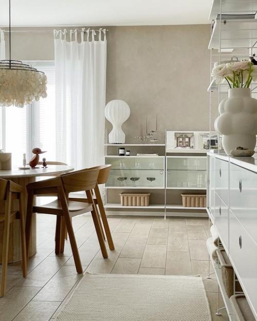 Секрет этого светлого и нежного интерьера заключается в использовании естественного света, светлых цветов и натуральных элементов. 07