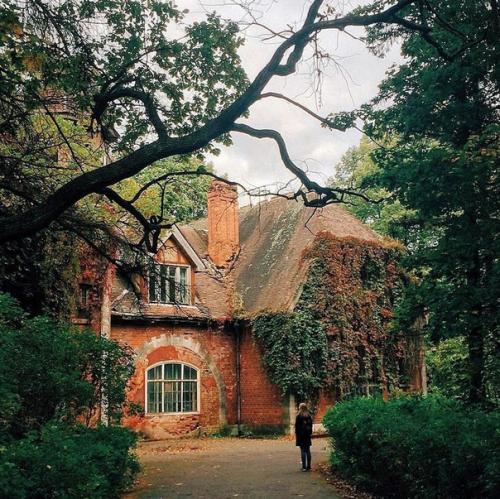 Старинные коттеджи, которые можно посетить на майских выходных. 01