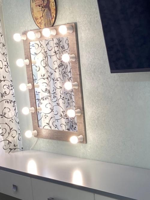 Уютная и функциональная спальня с множеством мест хранения. 04