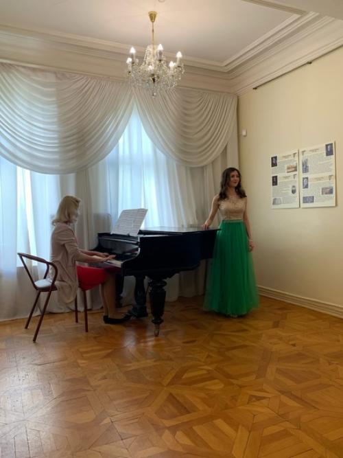 28 мая любители вокального творчества в музыкальной гостиной в доме Алексеевой в доме музее литературного квартала провожали последние дни весны. 02