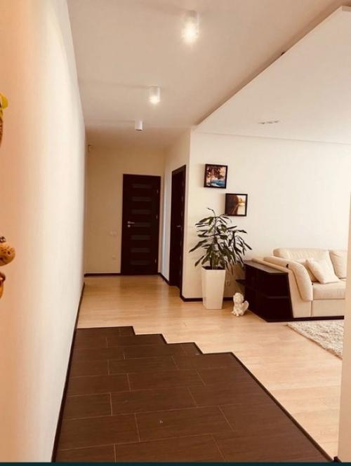 Кухня и гостиная, разделенные раздвижными дверьми. 03