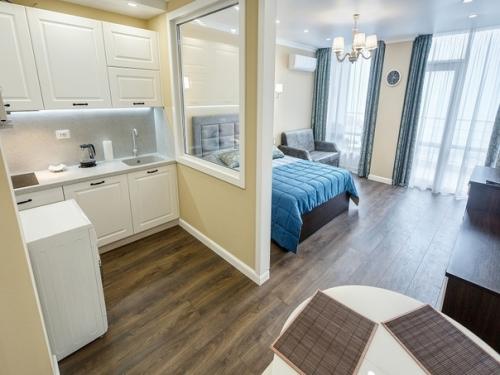 Интерьер студии прямоугольной планировки в Севастополе. 04