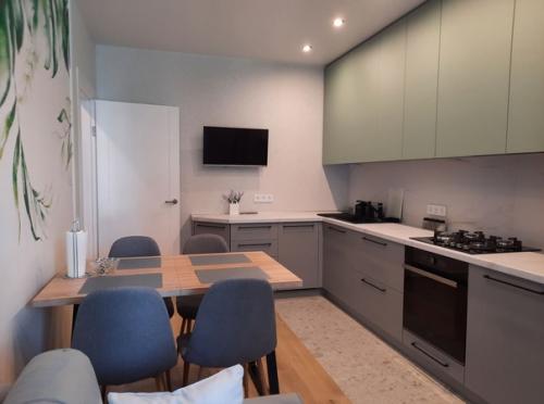 Простой и понятный интерьер кухни - гостиной в однокомнатной квартире молодой семейной пары. 01