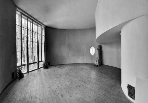 Как эффектно в пространстве без мебели выглядят масштабный витраж и небольшое восьмиугольное окно - единственное в доме Мельникова!  