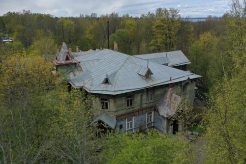 Сразу за ансамблем музея - заповедника Ораниенбаум дача Максимова - это дом 1892 года постройки, федеральный памятник. 01