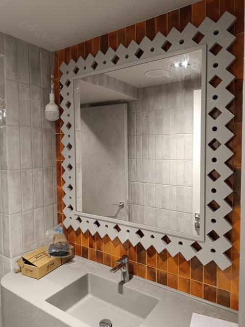 Наш недавний крупный проект, в котором интерьеры частного дома украсили зеркала в единой стилистике. 04