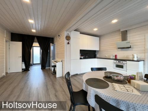 А вот и интерьеры растущего дома из 4 модулей в планировке с модулем прихожей. 02