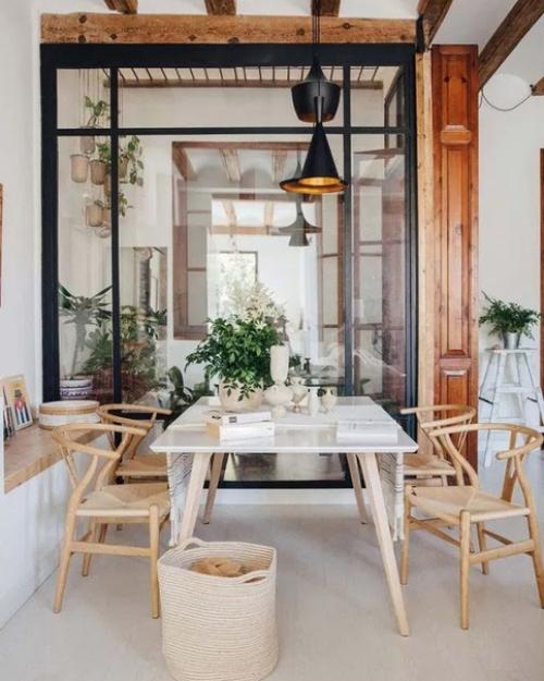 Нежная квартира в Англии с настоящим средиземноморским духом: белые стены, светлое дерево, голубые элементы, напоминающие о морском бризе. 03