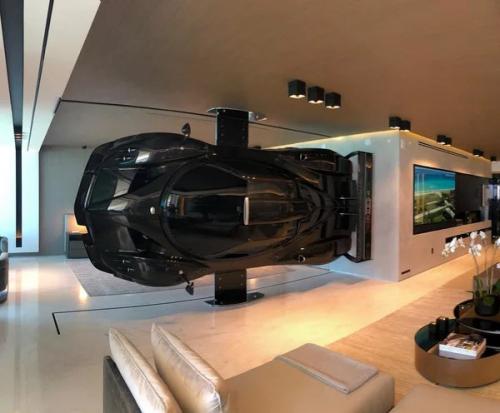 Zonda Revolution стала частью интерьера.