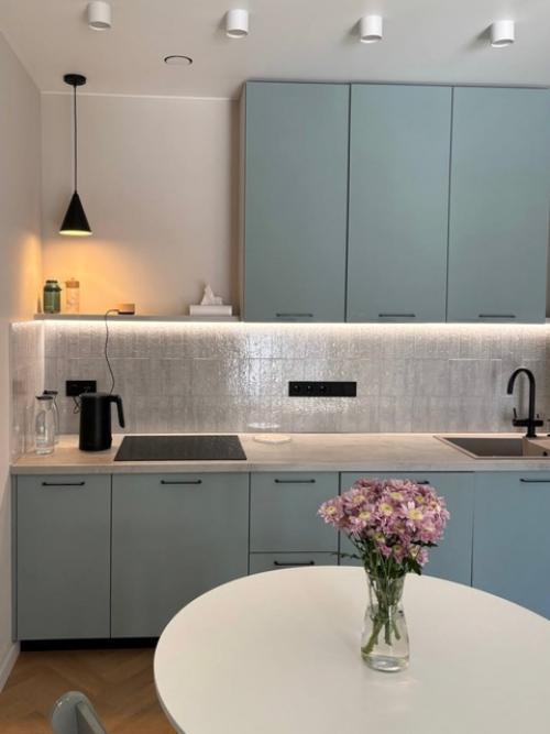 Уютные кадры кухни - гостиной прислали наши замечательные заказчики стеллаж декорировали детки получился монтессори - класс.

