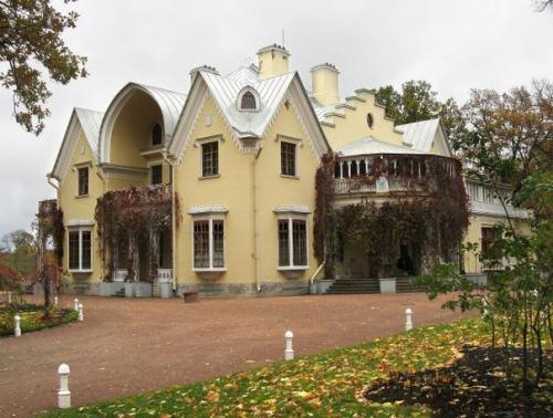 Старинные коттеджи, которые можно посетить на майских выходных.