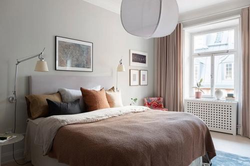 Мягкий, элегантный интерьер светлой квартиры в старом доме в Стокгольме. 03