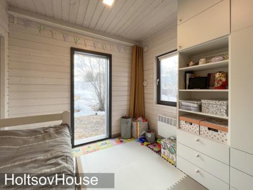 А вот и интерьеры растущего дома из 4 модулей в планировке с модулем прихожей. 05