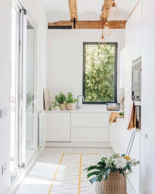 Нежная квартира в Англии с настоящим средиземноморским духом: белые стены, светлое дерево, голубые элементы, напоминающие о морском бризе. 06