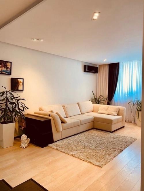 Кухня и гостиная, разделенные раздвижными дверьми. 05