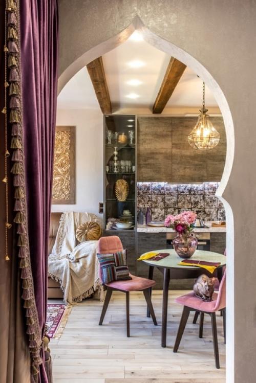 Очень необычный интерьер квартиры с элементами индийского стиля. 01