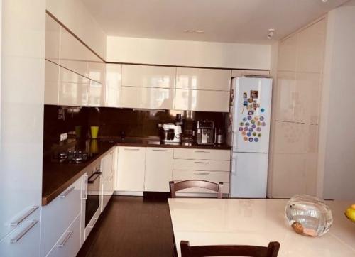 Кухня и гостиная, разделенные раздвижными дверьми. 04