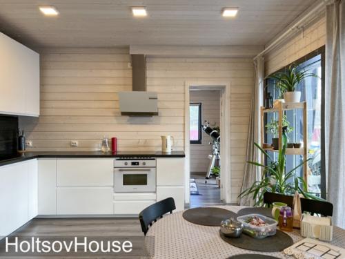 А вот и интерьеры растущего дома из 4 модулей в планировке с модулем прихожей. 03