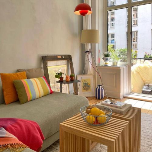 Дизайн этой гостиной нельзя назвать типично скандинавским. 02