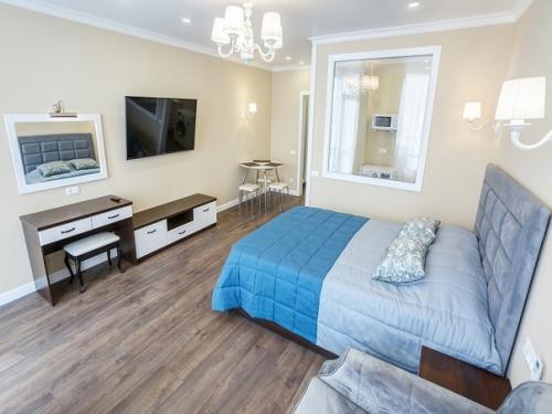 Интерьер студии прямоугольной планировки в Севастополе. 05