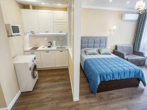 Интерьер студии прямоугольной планировки в Севастополе. 03