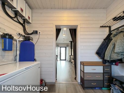 А вот и интерьеры растущего дома из 4 модулей в планировке с модулем прихожей. 09