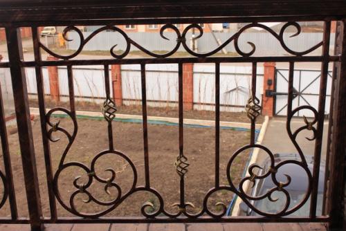 Кованые ограждения известны уже сотни лет. 05