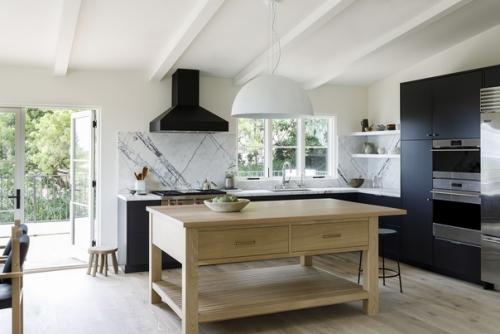 Вдохновившись произведениями вивальди, дизайнер Беатрис Роуз создала уютный и сбалансированный интерьер для молодой пары - музыканта и врача. 02