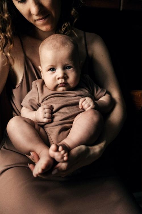 Пока погода не позволяет работать на улице, снимаю тёплые домашние фотосессии. 01