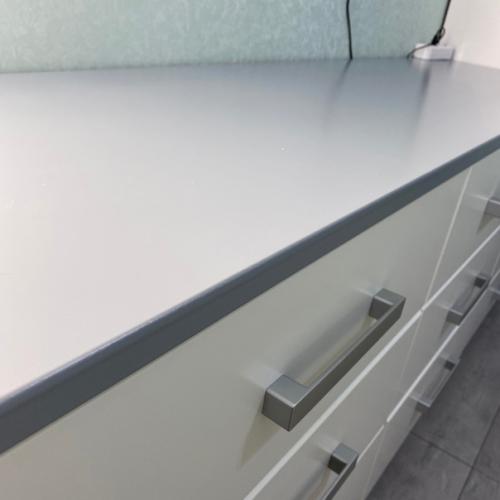 Уютная и функциональная спальня с множеством мест хранения. 03