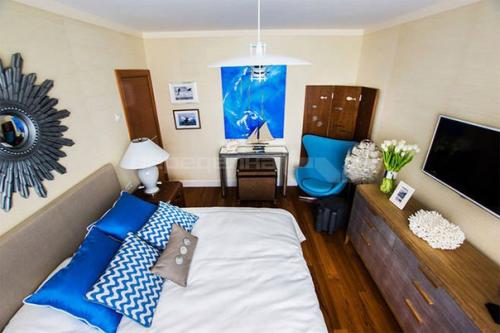 Интерьер спальни в морском стиле 15 кв. 01