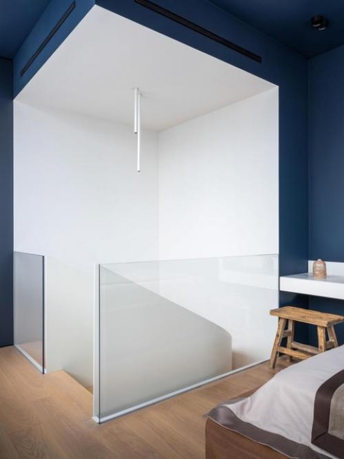 Реализованный интерьер двухуровневой квартиры в Москве с винтовой лестницей. 03