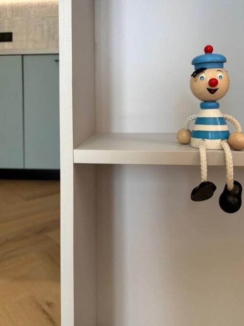 Уютные кадры кухни - гостиной прислали наши замечательные заказчики стеллаж декорировали детки получился монтессори - класс. 02