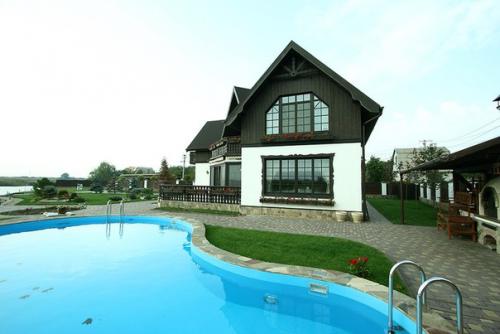 Дом в стиле шале расположен в живописном месте возле реки в пригороде Днепропетровска. 01